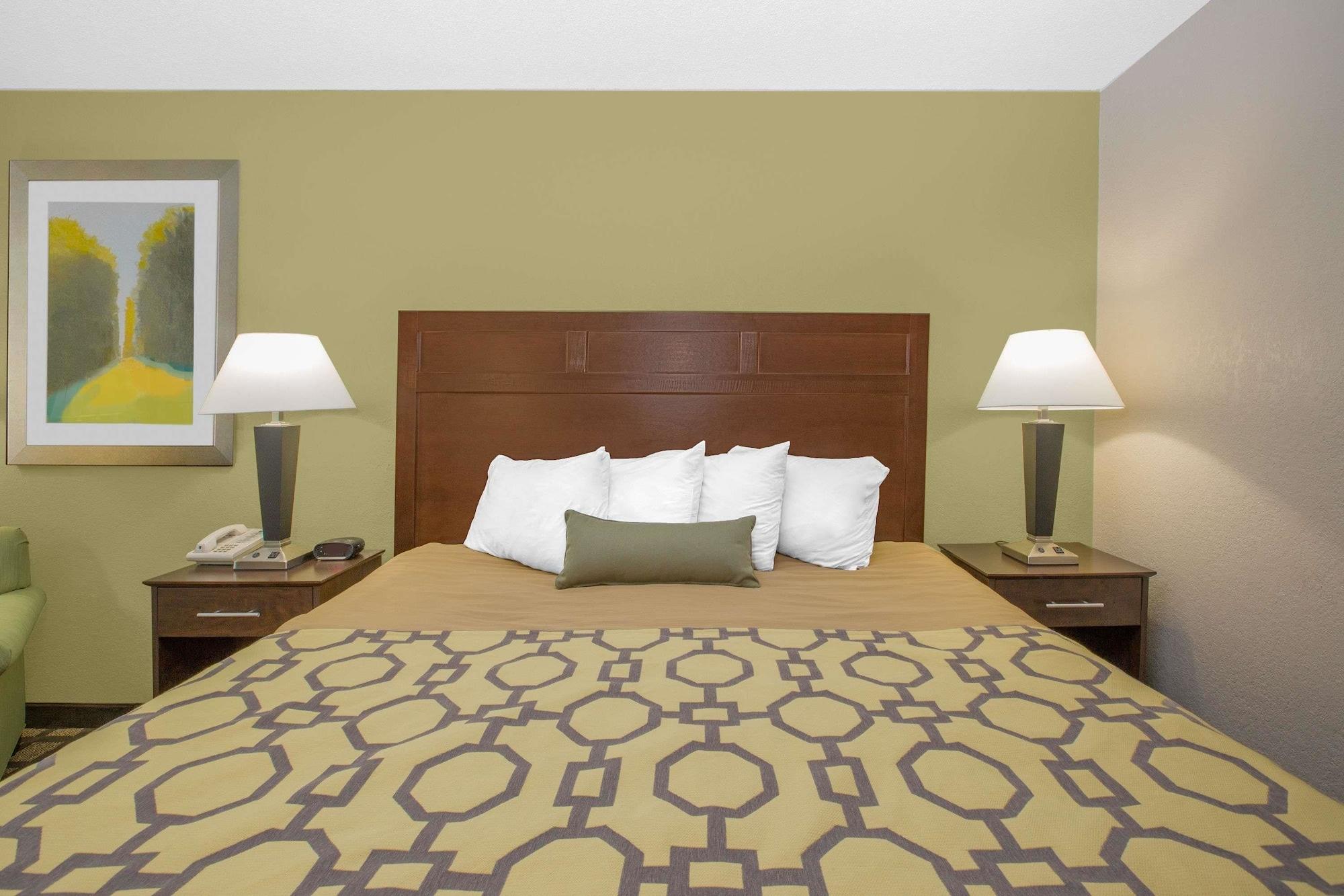 Baymont By Wyndham Ames Hotel Bagian luar foto