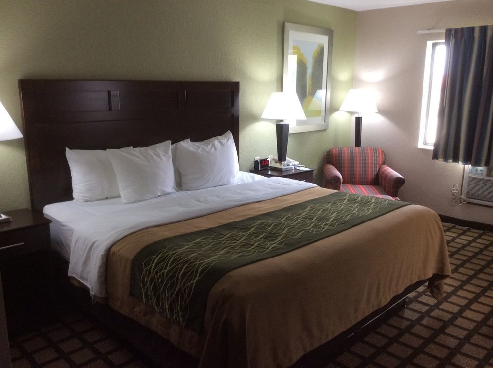 Baymont By Wyndham Ames Hotel Bagian luar foto
